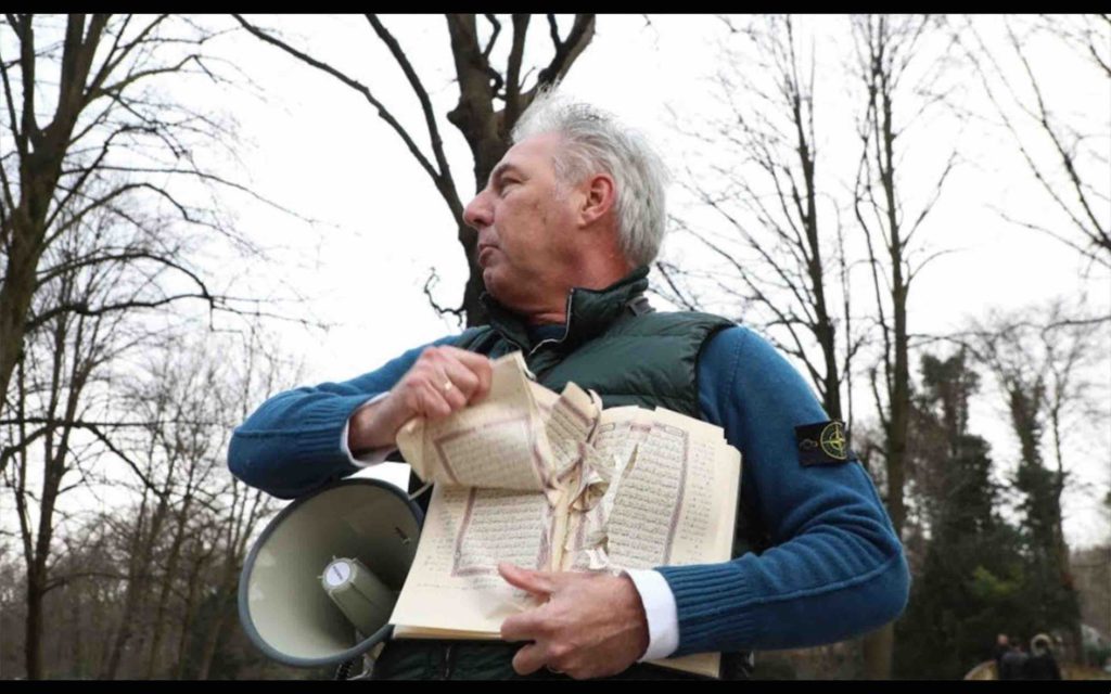 Un exemplaire du coran a été piétiné et déchiré, vendredi 18 août à La Haye (Pays-Bas)