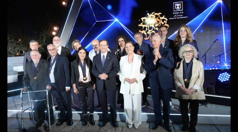 André Azoulay reçoit la Médaille d’honneur présidentielle