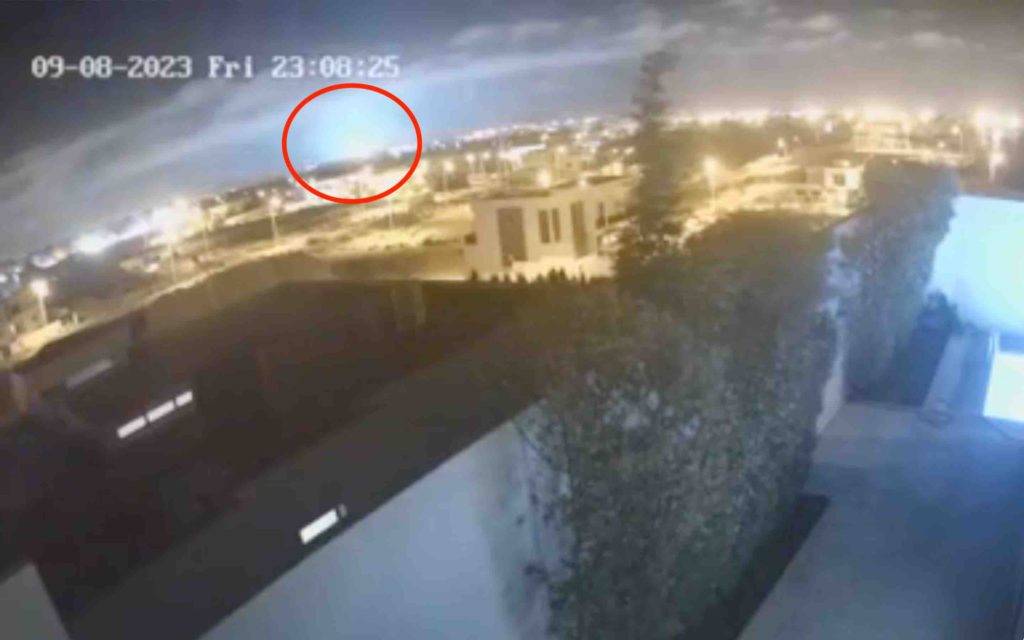 Séisme tremblement de terre Maroc lumière bleue