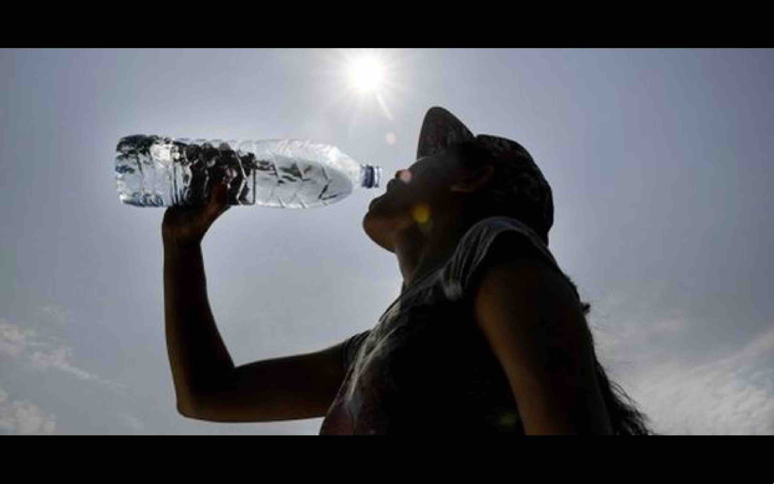 boire bouteille eau chaud chaleur canicule