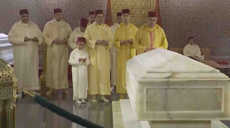(Vidéo) Mohammed 6 se recueille sur la tombe de Mohammed 5