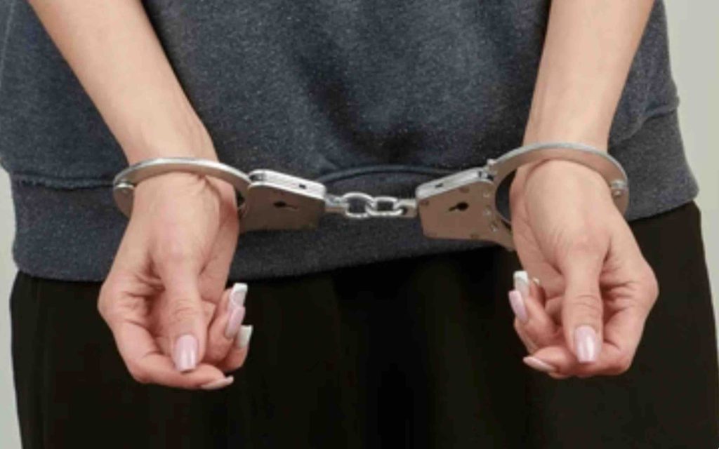 femme menottes arrestation Maroc