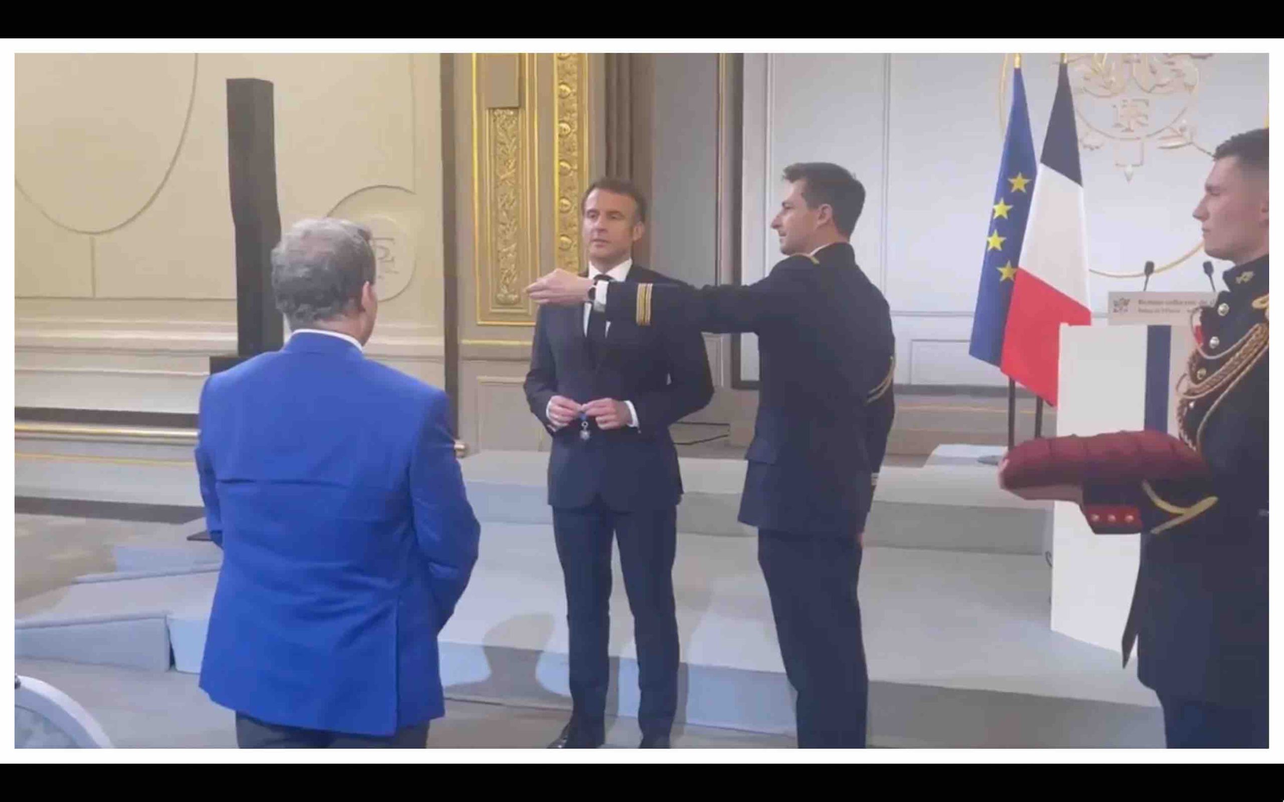 Emmanuel Macron décore Mehdi Qotbi de l’insigne de Grand officier de l’Ordre national du Mérite