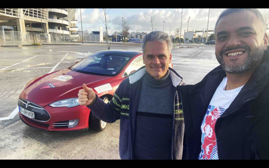 (Vidéo) Maroc : une Tesla Model S atteint un kilométrage record