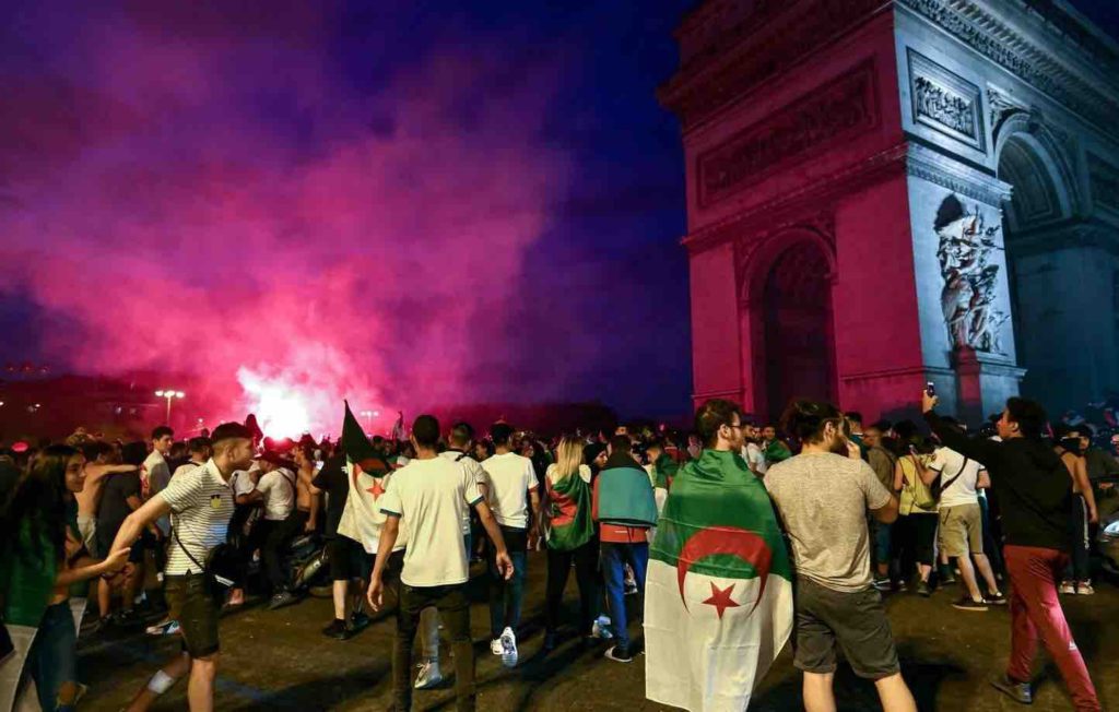 rassemblement supporters Paris arc de triomphe